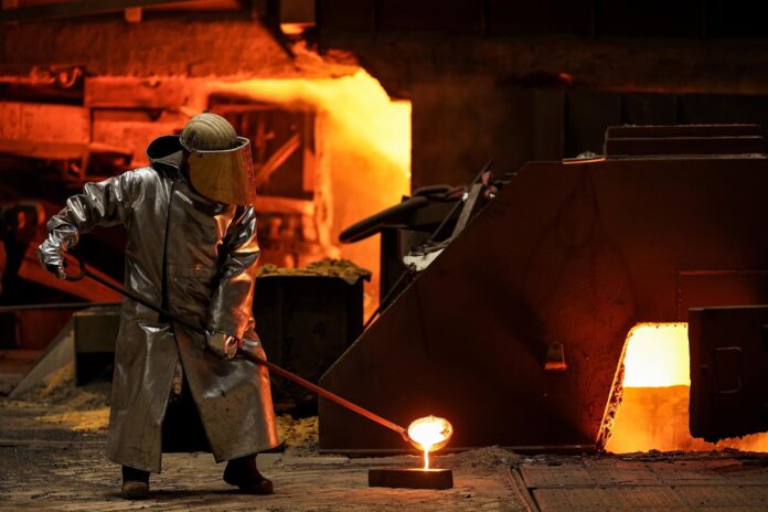 Fotografía de archivo de un trabajador en una fábrica de acero de la empresa alemana ThyssenKrupp en Duisburg, en el noroeste de Germany. EFE/EPA/FRIEDEMANN VOGEL
