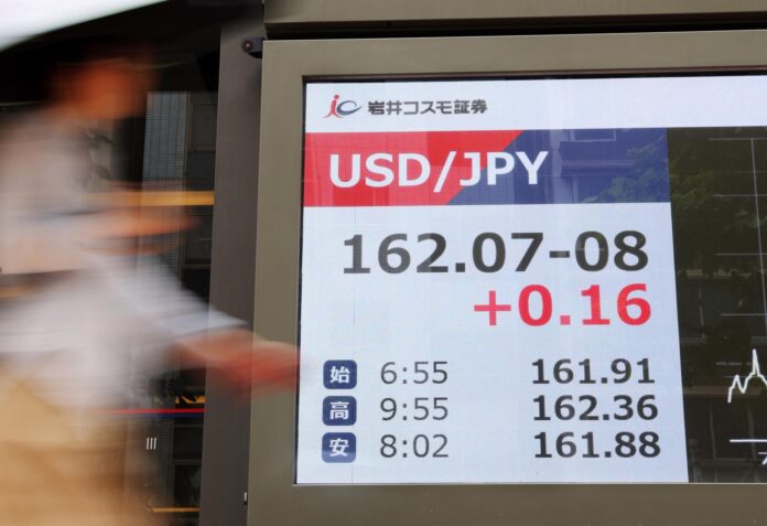 Una pantalla marca el martes la caída del yen en el nivel de los 162 dólares. EFE/EPA/JIJI PRESS JAPAN OUT EDITORIAL USE ONLY/
