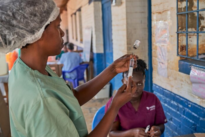 El personal médico prepara medicamentos en el hospital de Mongbwalu, Ituri, República Democrática del Congo, el 26 de junio de 2026 (fotografía publicada el 30 de junio de 2026). EFE/EPA/DIEUDONNE DIROLE
