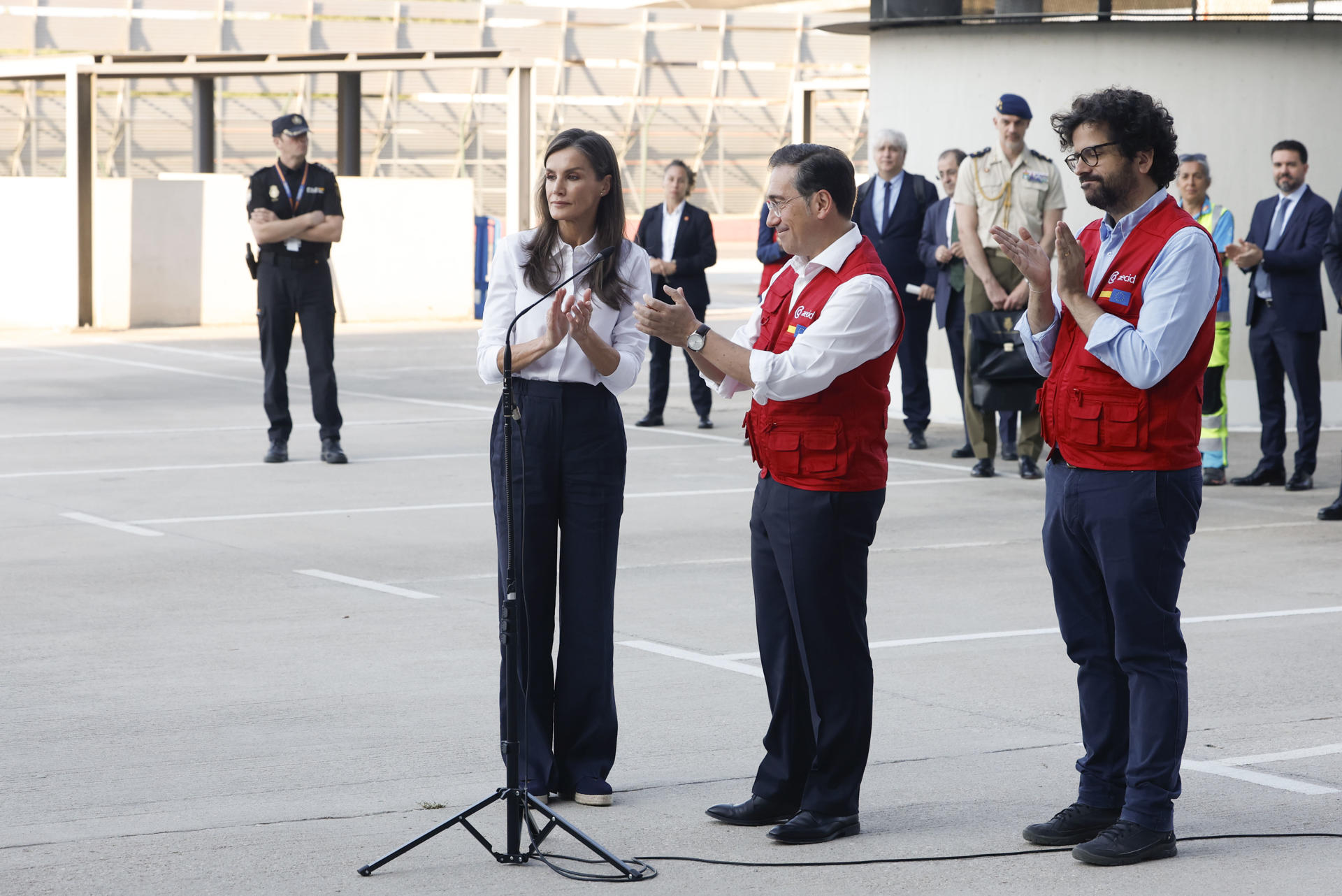 La reina Letizia (i) acompañada por el ministro de Asuntos Exteriores, José Manuel Albares (c) y el director de la Agencia Española de Cooperación Internacional para el Desarrollo (AECID), Antón Leis García (d) despide este miércoles en el aeropuerto de Barajas al equipo médico de emergencia de la AECID que se desplegará en Venezuela para atender a las víctimas de los terremotos. EFE/JJ Guillén