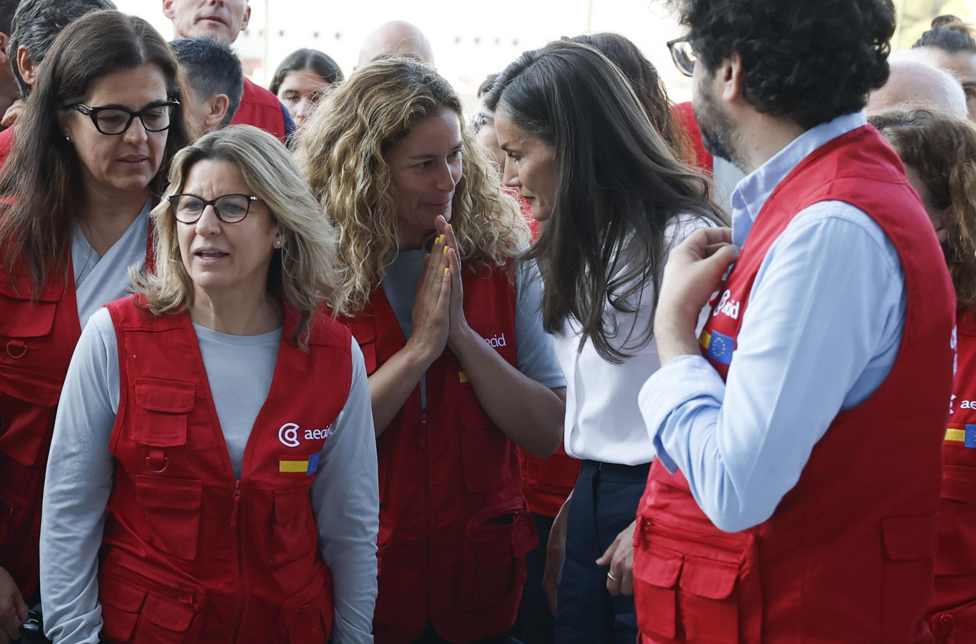La reina Letizia (2d) acompañada por el director de la Agencia Española de Cooperación Internacional para el Desarrollo (AECID), Antón Leis García (d) despide este miércoles en el aeropuerto de Barajas al equipo médico de emergencia de la AECID que se desplegará en Venezuela para atender a las víctimas de los terremotos. EFE/JJ Guillén