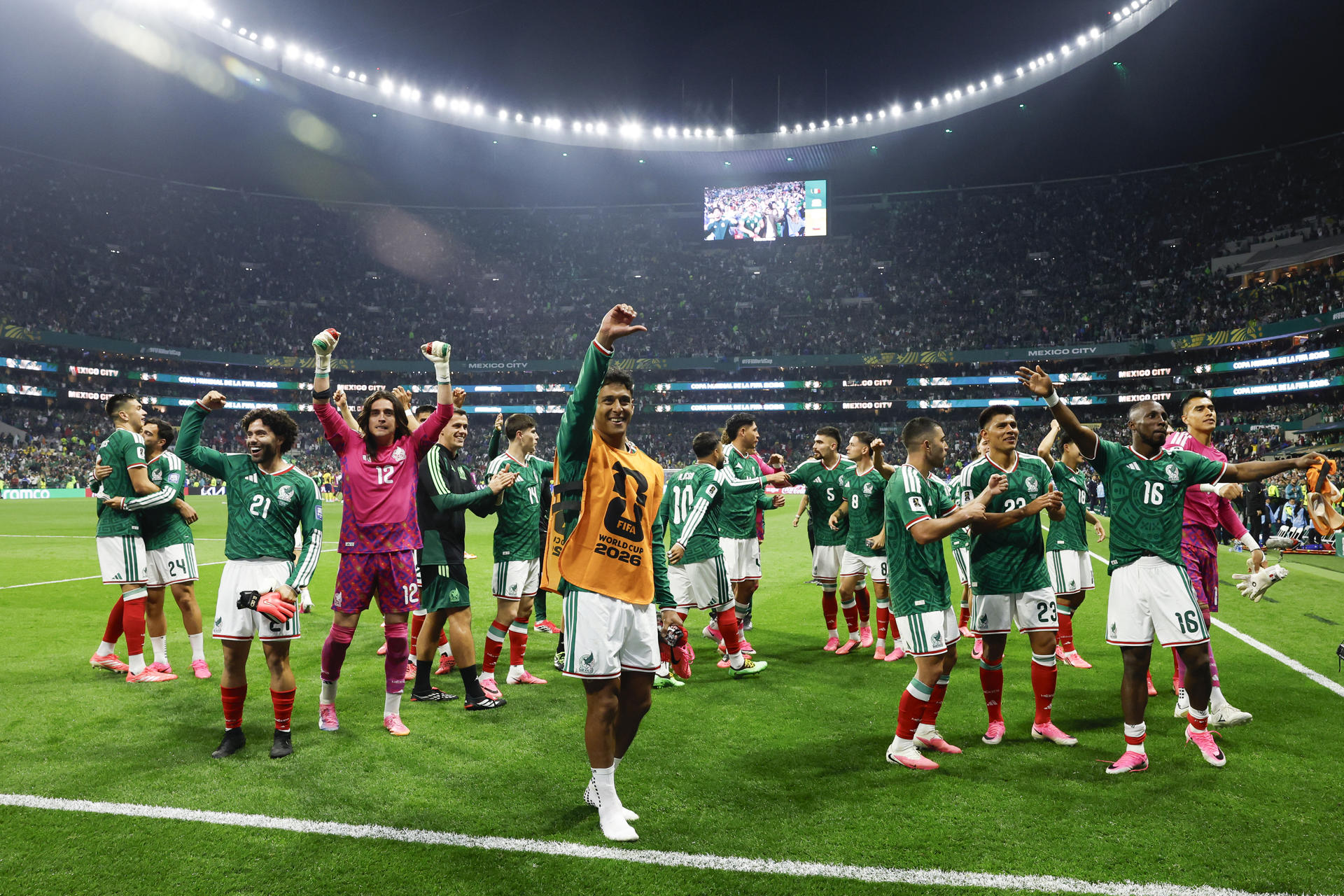 Jugadores de México celebran al terminar el partido de los dieciseisavos de final del Mundial de la FIFA 2026 entre México y Ecuador en el estadio Azteca, en Ciudad de México (México). EFE/ Alex Cruz