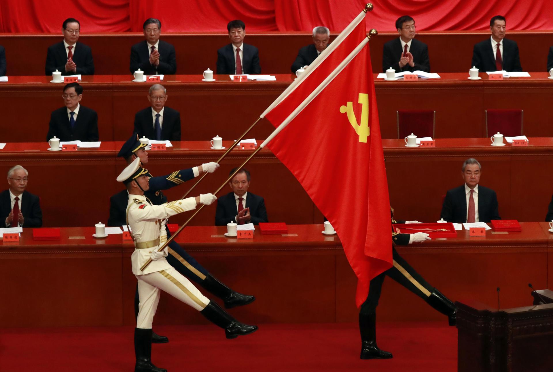 PEKÍN (China), 1 de julio de 2026.- Personas portan banderas del Partido Comunista Chino (PCCh) durante la celebración del 105.º aniversario de su fundación, en el Gran Salón del Pueblo de Pekín. EFE/EPA/YONHAP SOUTH KOREA OUT