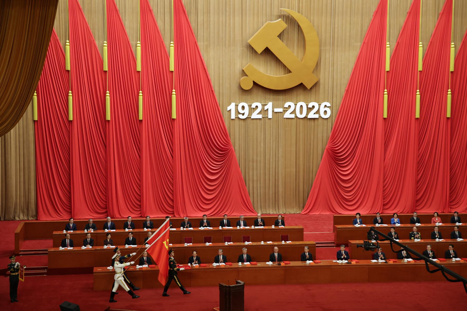 PEKÍN (China), 1 de julio de 2026.- Guardias de honor desfilan durante la celebración del 105.º aniversario de la fundación del Partido Comunista Chino (PCCh) en el Gran Salón del Pueblo de Pekín. EFE/EPA/ANDRES MARTINEZ CASARES