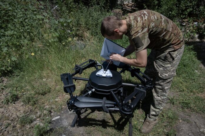 Un operador de drones ucraniano instala un sistema de comunicaciones Starlink en un dron de ataque 'Vampiro', que debe realizar una misión en una ubicación no revelada cerca del frente en la región de Donetsk, al este de Ucrania, en una imagen del 26 de junio de 2026 (publicada el 27 de junio de 2026). EFE/EPA/MARIA SENOVILLA
