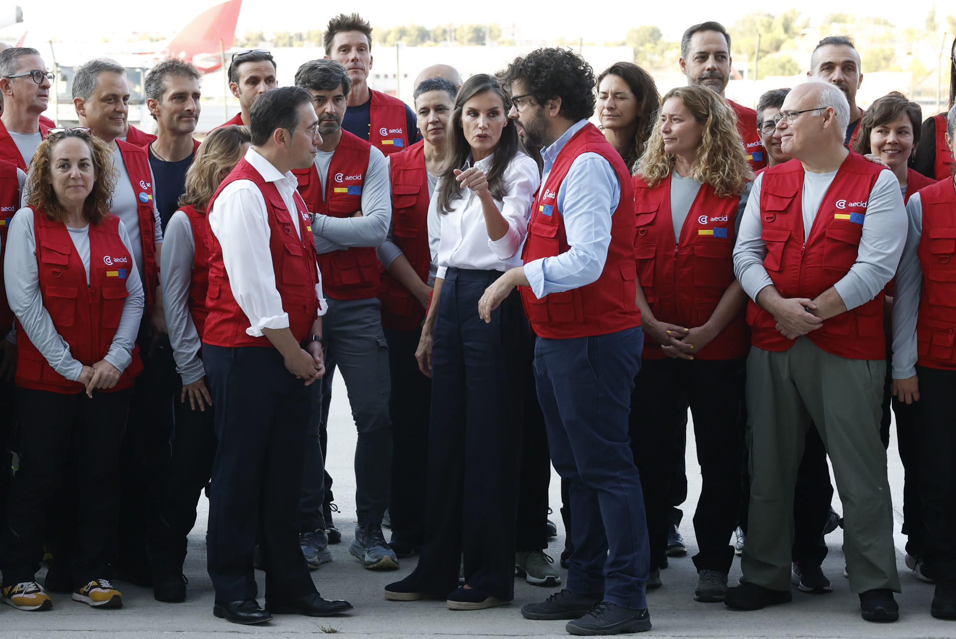La reina Letizia (c) acompañada por el ministro de Asuntos Exteriores, José Manuel Albares (c-i) y el director de la Agencia Española de Cooperación Internacional para el Desarrollo (AECID), Antón Leis García (c-d) despide este miércoles en el aeropuerto de Barajas al equipo médico de emergencia de la AECID que se desplegará en Venezuela para atender a las víctimas de los terremotos. EFE/JJ Guillén
