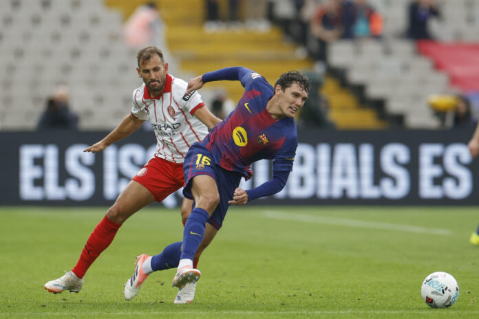 Imagen de archivo del defensa del FC Barcelona Andreas Christensen (d) ante el delantero del Girona FC Cristhian Stuani durante un partido de liga. EFE/ Alberto Estevez
