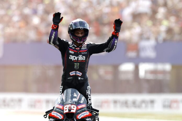El piloto español Jorge Martín durante la carrera del Gran Premio de Motociclismo de los Países Bajos en el Circuito TT de Assen, Países Bajos, EFE/EPA/VINCENT JANNINK
