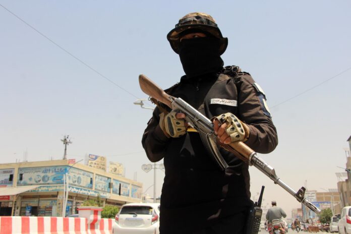 KANDAHAR (Afganistán), 30/06/2026.- Funcionarios de seguridad talibanes montan guardia en una calle de Kandahar, Afganistán, después de que el 29 de junio de 2026 Pakistán llevara a cabo ataques aéreos y lanzara una operación terrestre transfronteriza en el este de Afganistán, afirmando que la acción tenía como objetivo escondites de militantes en las provincias fronterizas de Paktia, Paktika y Kunar, tras recientes ataques dentro de Pakistán. EFE/EPA/QUDRATULLAH RAZWAN
