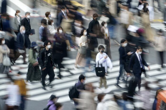 Imagen de archivo que muestra el emblemático cruce de Shibuya en Tokio, Japón, el 8 de abril de 2021. EFE/EPA/FRANCK ROBICHON
