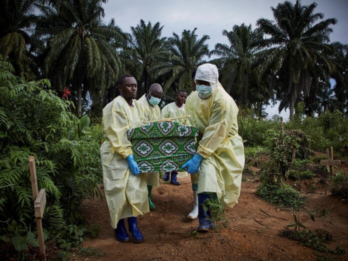 Trabajadores sanitarios entierran as las víctimas del ébola en el Congo. EFE/EPA/HUGH KINSELLA CUNNINGHAM
