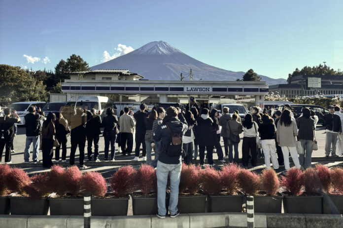 FUJIKAWAGUCHIKO (JAPÓN), 01/07/2026.- Fotografía tomada el 3 de noviembre de 2025. Uno de los paisajes más conocidos del pueblo de Fujikawaguchiko, una localidad cercana al Monte Fuji, la emblemática montaña que este miércoles inicia su temporada de ascensos entre debates por su regulación y una masificación turística en aumento. EFE/ Pilar Bernal Zamora
