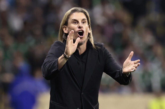 El seleccionador de Ecuador Sebastian Beccacece dirige en el partido de los dieciseisavos de final del Mundial de la FIFA 2026 entre México y Ecuador, en el estadio Azteca ​en Ciudad de México (México). EFE/ José Méndez
