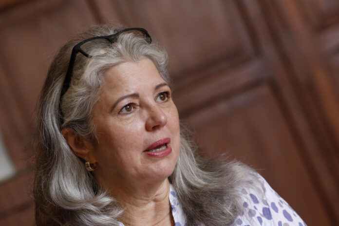 La periodista cubana Mirta Ojito, entrevistada por EFE, publica su primera novela: 'La memoria de las olas'. EFE/ Elvira Urquijo Á.
