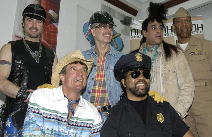 Victor Willis (3d), vocalista principal de la formación original de Village People posa con sus compañeros de grupo el 20 de abril de 2004 durante el anuncio de una serie de conciertos en México. Willis, vocalista principal de la formación original de Village People y coautor de éxitos como 'YMCA' o 'In the Navy', ha fallecido a los 74 años tras una 