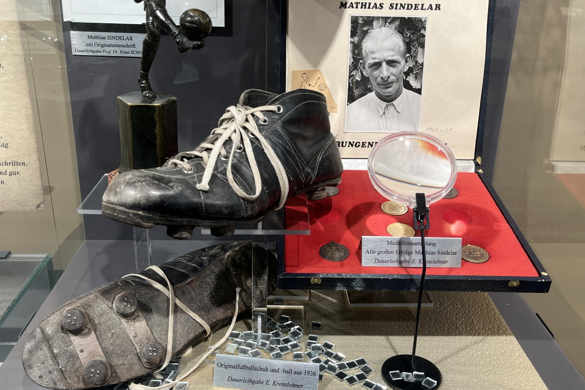 La imagen es seductora: un futbolista elegante que desafió con el balón al régimen más brutal de su tiempo. Pero la historia real del austríaco Matthias Sindelar, el 'Mozart del fútbol', el héroe de la gambeta, dista mucho de su persistente leyenda de resistencia al nazismo. EFE/ Luis Lidón