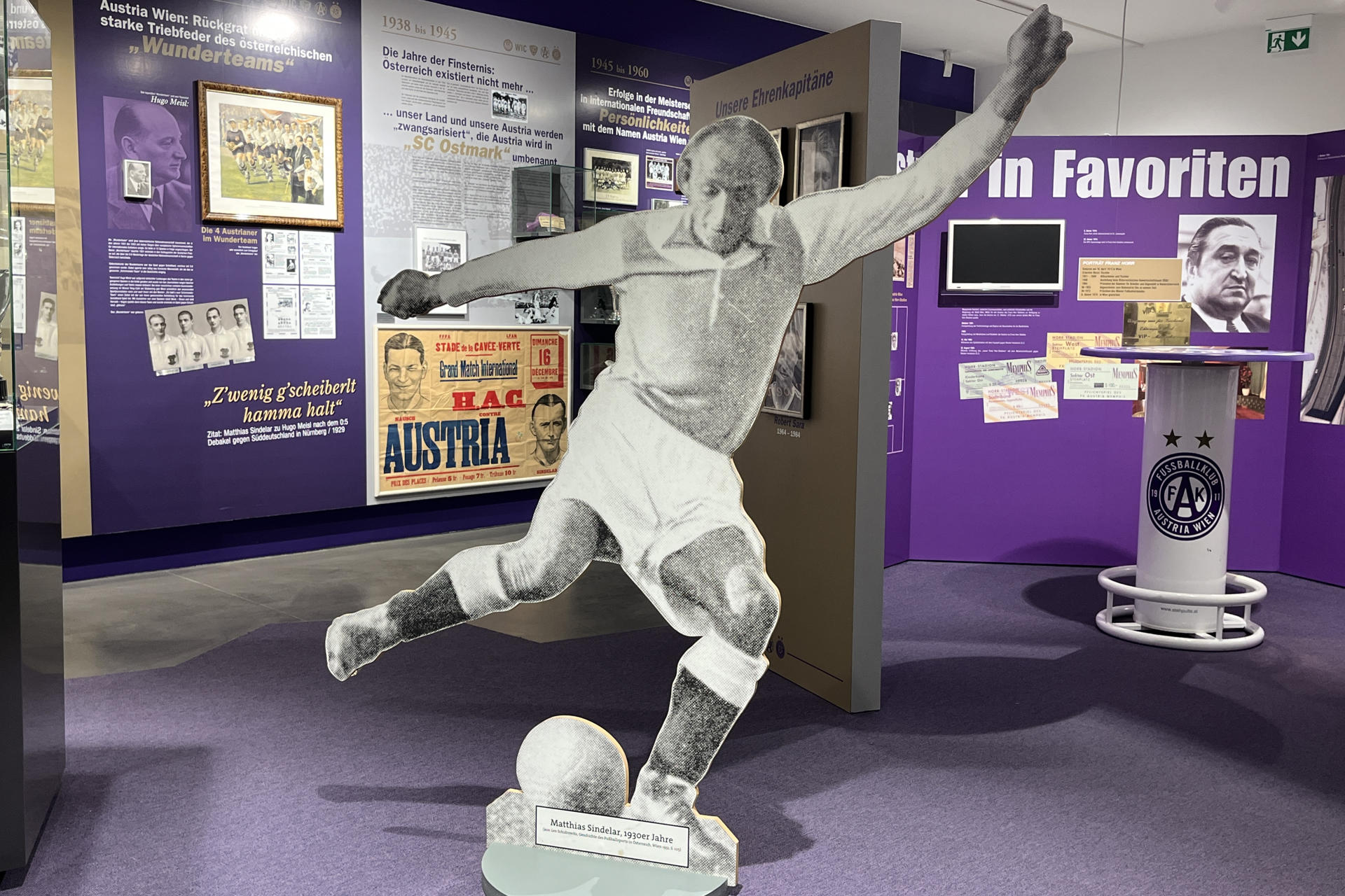 La imagen es seductora: un futbolista elegante que desafió con el balón al régimen más brutal de su tiempo. Pero la historia real del austríaco Matthias Sindelar, el 'Mozart del fútbol', el héroe de la gambeta, dista mucho de su persistente leyenda de resistencia al nazismo. EFE/ Luis Lidón