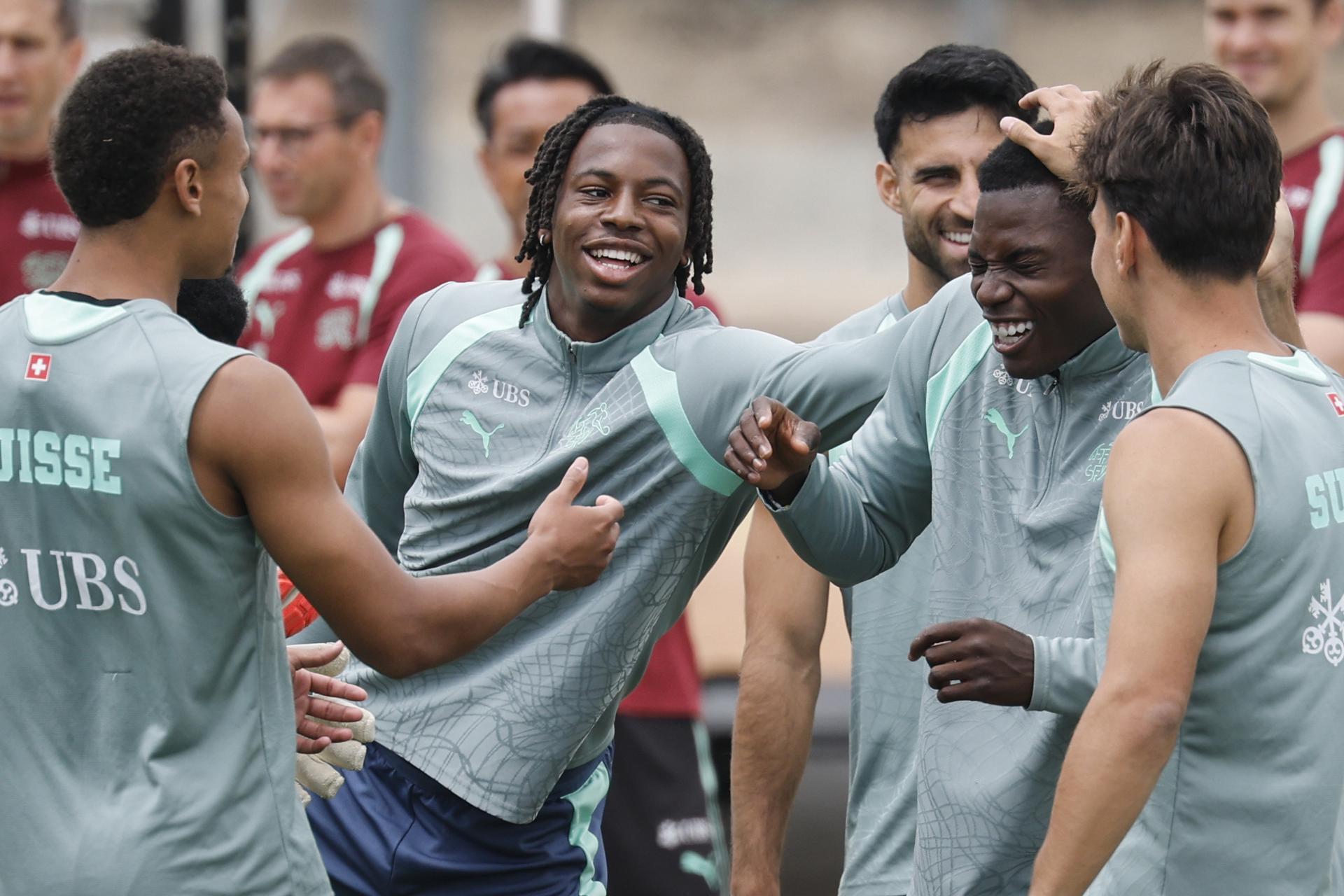 Breel Embolo (2-d) bromea con Luca Jaquez, Johan Manzambi y Ardon Jashari, durante un entrenamiento de la selección de Suiza en San Diego. EFE/EPA/PETER KLAUNZER