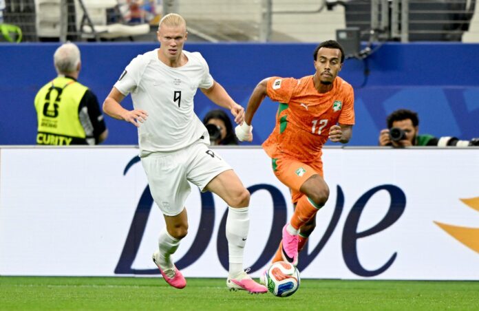 Erling Haaland (i), de Noruega, y Guela Doue, de Costa de Marfil, durante el partido de la Ronda de 32 de la Copa Mundial de la FIFA 2026, en Dallas. EFE/EPA/ALBERT PENA
