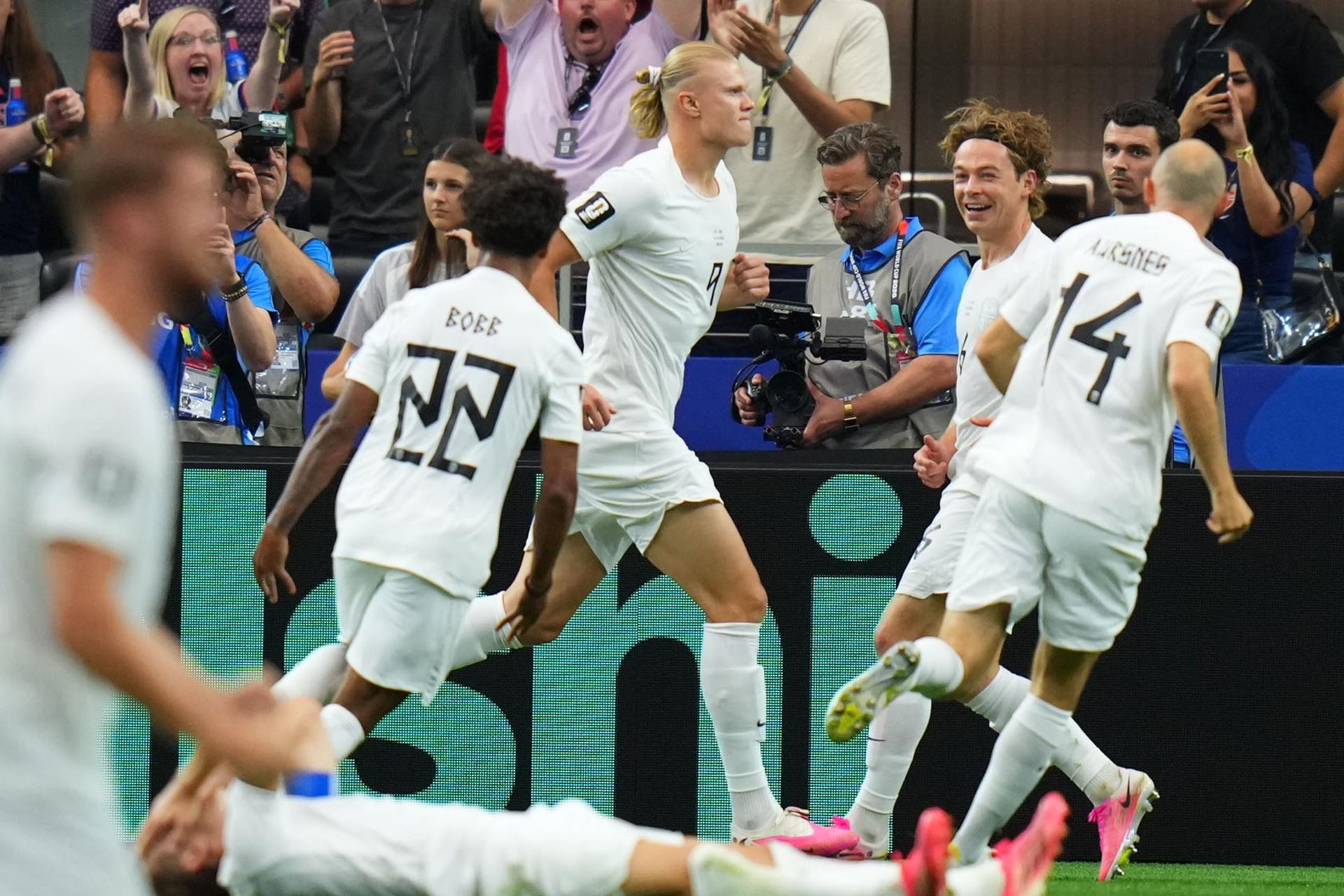 Erling Haaland (C), de Noruega, celebra con sus compañeros tras anotar el gol del 2-1 durante el partido de octavos de final de la Copa Mundial de la FIFA 2026 ante Costa de Marfil. EFE/EPA/JEFFREY MCWHORTER
