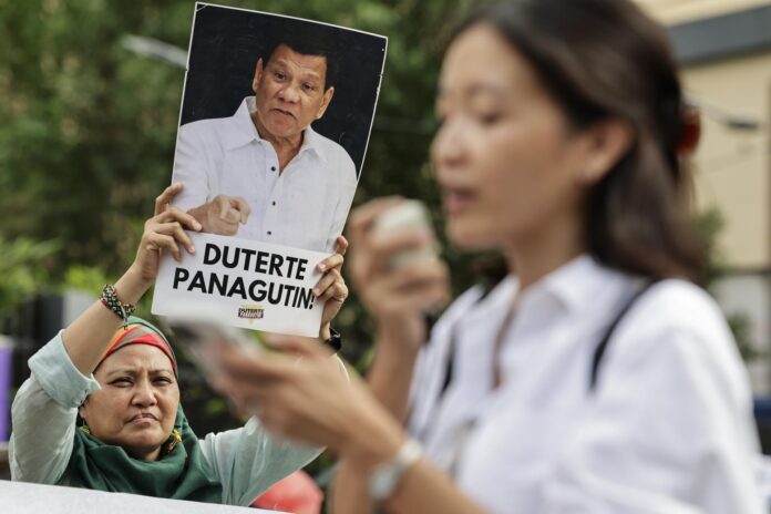 Archivo - CIUDAD QUEZÓN (Filipinas), 11/03/2026.- Un manifestante sostiene una imagen del expresidente filipino Rodrigo Duterte con el mensaje 