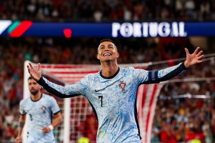 Fotografía de archivo del 5 de septiembre de 2024 en la que se observa a Cristiano Ronaldo, jugador de Portugal, al celebrar tras marcar el gol número 900 en su carrera, durante el partido de fútbol de la UEFA Nations League entre Portugal y Croacia, en Lisboa (Portugal). EFE/JOSÉ SENA GOULAO
