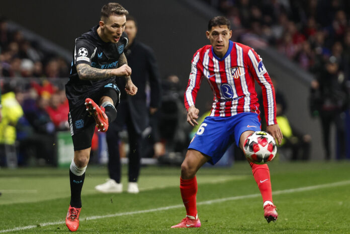Grimaldo, en una foto de archivo durante un partido contra el Atlético de Madrid en 2025. EFE/ Sergio Pérez
