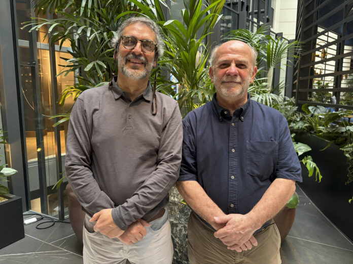 Los chilenos Aníbal Montalva y Miguel Ángel Fernández posan en Berlín, hasta donde se han desplazado como candidatos al Premio Inventor Europeo de 2026 de la Oficina Europea de Patentes (OEP). EFE/ Salvador Martínez Mas
