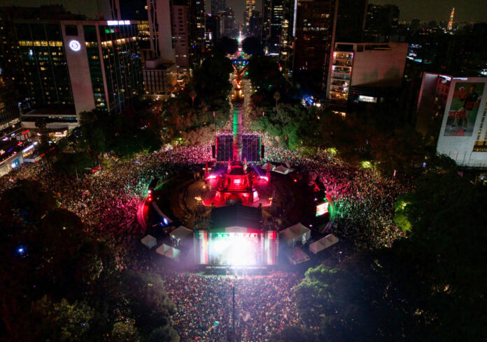 Fotografía aérea que muestra aficionados de México celebrando el triunfo ante Ecuador en el Ángel de la Independencia este martes, en un partido de dieciseisavos de final del Mundial de la FIFA 2026, en Ciudad de México (México). EFE/ Tomás Pérez
