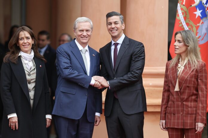 Desde la izquierda; la primera dama de Chile, María Pía Adriasola; el presidente de Chile, José Antonio Kast; el presidente de Paraguay, Santiago Peña, y la primera dama de Paraguay, Leticia Ocampos, posando durante una visita oficial este miércoles, en Asunción (Paraguay). EFE/ Juan Pablo Pino
