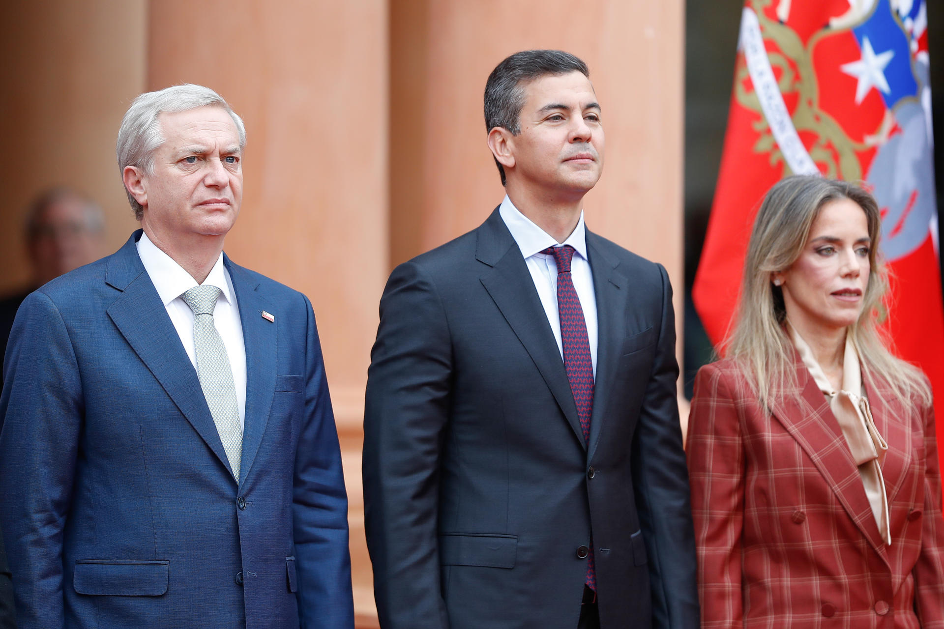 El presidente de Chile, José Antonio Kast (i); el de Paraguay, Santiago Peña (c), y la primera dama de Paraguay, Leticia Ocampos, posan durante una visita oficial este miércoles, en Asunción (Paraguay). Según la agenda oficial del encuentro, Kast y Peña suscribirán una serie de "instrumentos" de cooperación tras dos reuniones de trabajo. EFE/ Juan Pablo Pino