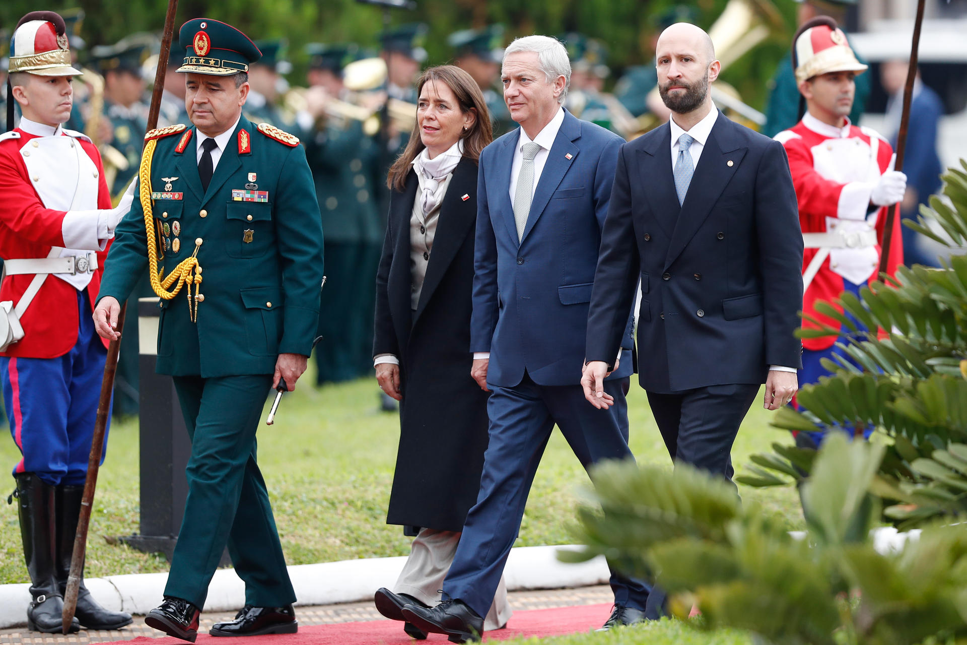 La primera dama de Chile, María Pía Adriasola (c-i), y el presidente de Chile, José Antonio Kast (c-d), caminan en la antesala de una visita oficial este miércoles, en Asunción (Paraguay). Kast se reúne con su homólogo paraguayo, Santiago Peña, en el inicio de la visita de trabajo del mandatario austral a Paraguay, país con el que se prevé que firme una batería de acuerdos de cooperación. EFE/ Juan Pablo Pino