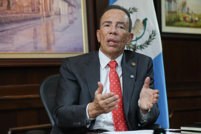 Fotografía del 23 de junio de 2026 del presidente del Banco de Guatemala, Álvaro González Ricci, hablando durante una entrevista con EFE en Ciudad de Guatemala (Guatemala). EFE/ Mariano Macz
