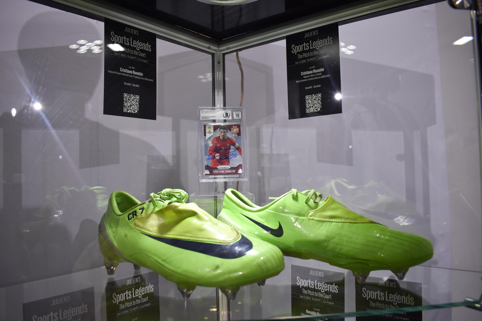 Fotografía que muestra un par de botas de fútbol Nike usadas por Cristiano Ronaldo en un partido con el Manchester United en 2008, en la 'Sports Legends', la subasta de la casa Julien's Auctions en Los Ángeles, California (Estados Unidos). La medalla de oro que Pelé ganó en el Mundial de 1962, unos botines de Diego Armando Maradona y una camiseta usada por Lionel Messi forman parte de una subasta que espera recaudar entre uno y dos millones de dólares en el marco del Mundial 2026. EFE/ Mónica Rubalcava
