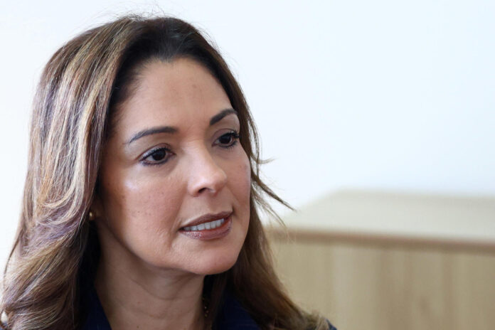 Fotografía del 20 de mayo de 2026 que muestra a la activista Irma Ruiz hablando durante una entrevista con EFE en Ciudad de Panamá (Panamá). EFE/ Carlos Lemos
