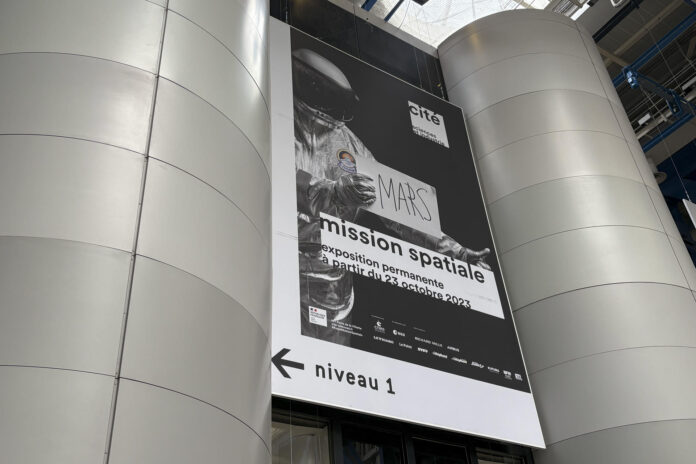 Vista de un cartel de la exposición consagrada al espacio este miércoles, en la Ciudad de las Ciencias y la Industria de París. EFE/ Pol Lloberas Cardona

