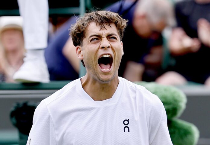 El italiano Flavio Cobolli celebra su victoria sobre el argentino Mariano Navone. EFE/EPA/TOLGA AKMEN
