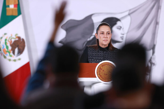 La presidenta de México, Claudia Sheinbaum, habla durante una rueda de prensa este miércoles en Palacio Nacional de la Ciudad de México (México). EFE/Mario Guzmán
