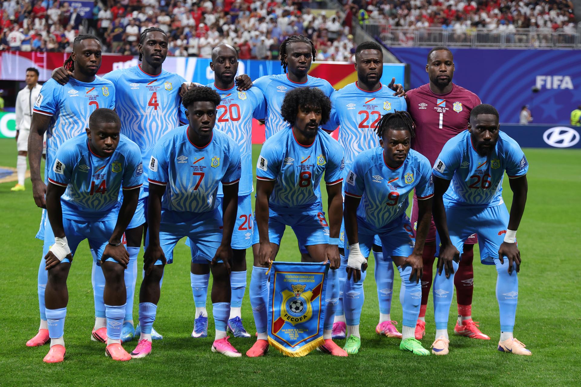 Los titulares de RD Congo posan antes der enfrentarse a Inglaterra en los dieciseisavos de final del Mundial en Atlanta. EFE/EPA/RONALD WITTEK
