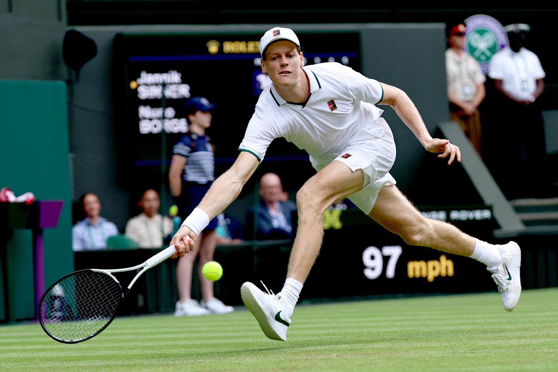 El italiano Jannik Sinner durante el partido ante Nuno Borges este miércoles en Wimbledon. EFE/EPA/NEIL HALL
