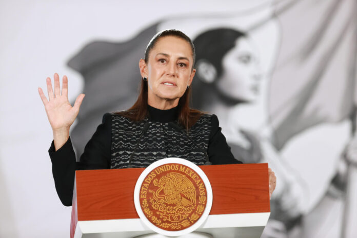 La presidenta de México, Claudia Sheinbaum, habla durante una rueda de prensa este miércoles, en el Palacio Nacional de Ciudad de México (México). EFE/ Mario Guzmán
