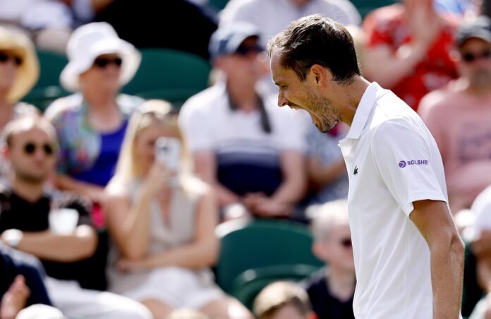 El ruso Daniil Medvedev celebra un punto durante su partido de segunda ronda de Wimbledon contra el español Daniel Mérida.EFE/EPA/TOLGA AKMEN
