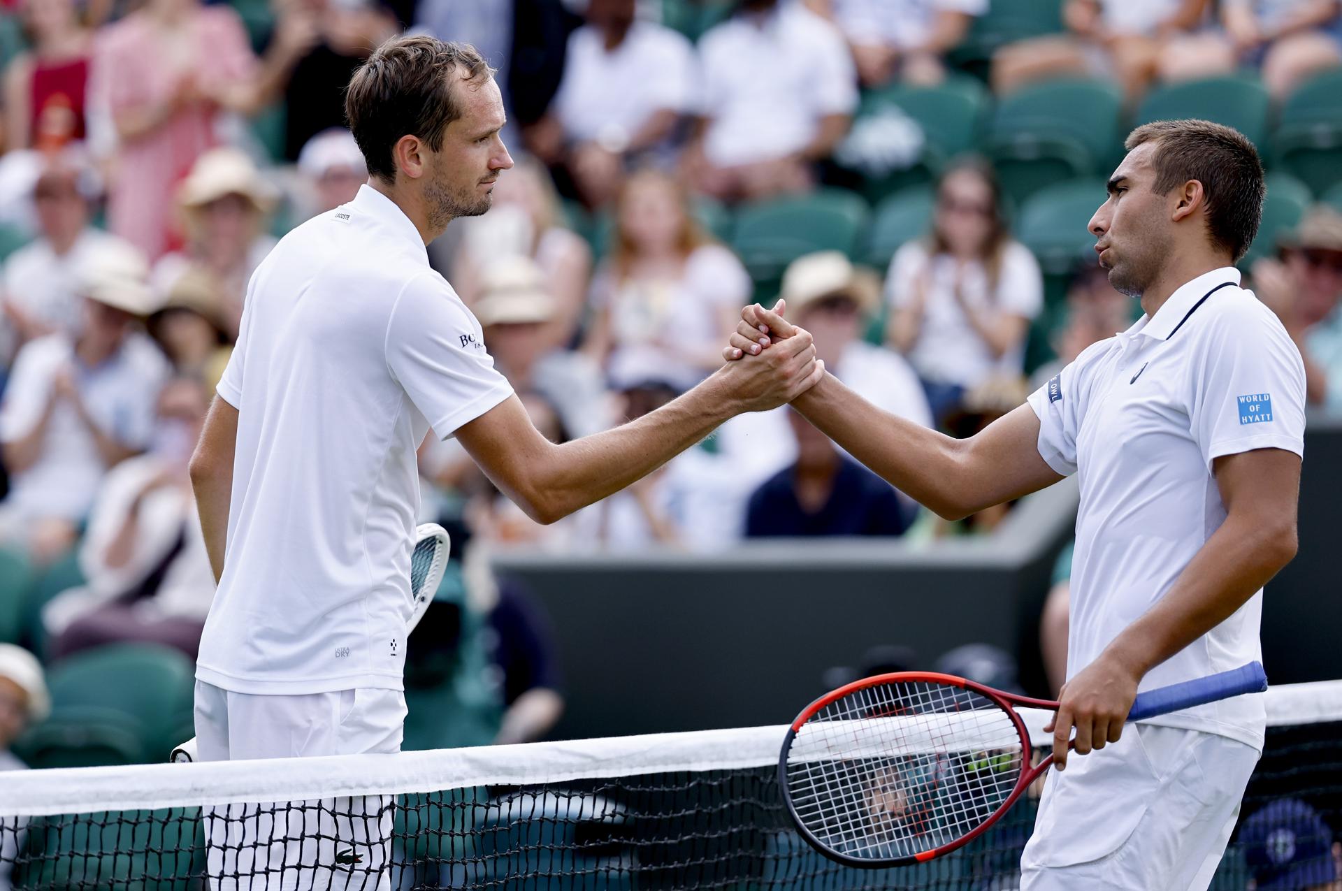 El ruso Daniil Medvedev saluda al español Daniel Mérida tras superarlo en el partido de segunda ronda de Wimbledon. EFE/EPA/TOLGA AKMEN
