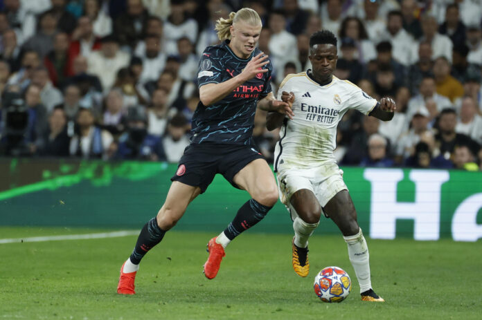 Foto de archivo del delantero brasileño del Real Madrid, Vinicius Junior (d), que disputa el balón ante el delantero noruego del Manchester City, Erling Haaland, durante el encuentro correspondiente a los cuartos de final de la Liga de Campeones que Real Madrid y Manchester City disputan hoy martes en el estadio Santiago Bernabéu, en Madrid. EFE / Juanjo Martín.
