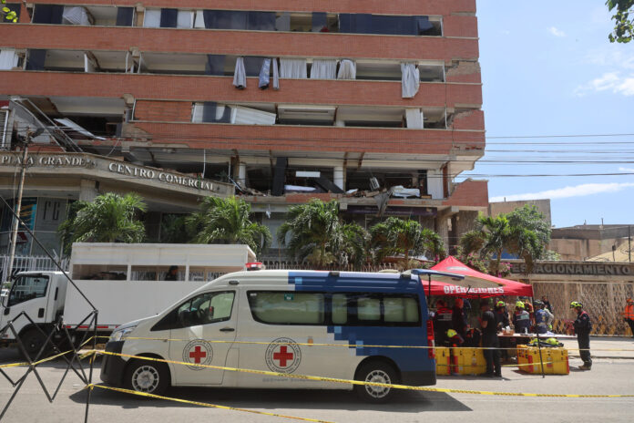 Personal médico y rescatistas realizan el rescate de Hernán Gil tras los terremotos de la semana pasada, este miércoles en Caracas (Venezuela). EFE/ Miguel Gutiérrez
