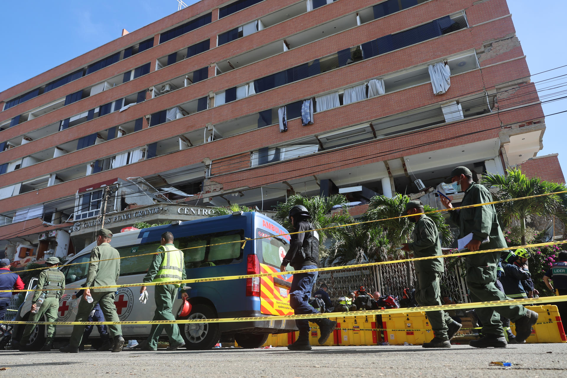 Personal médico y rescatistas realizan el rescate de Hernán Gil tras los terremotos de la semana pasada, este miércoles en Caracas (Venezuela). EFE/ Miguel Gutiérrez