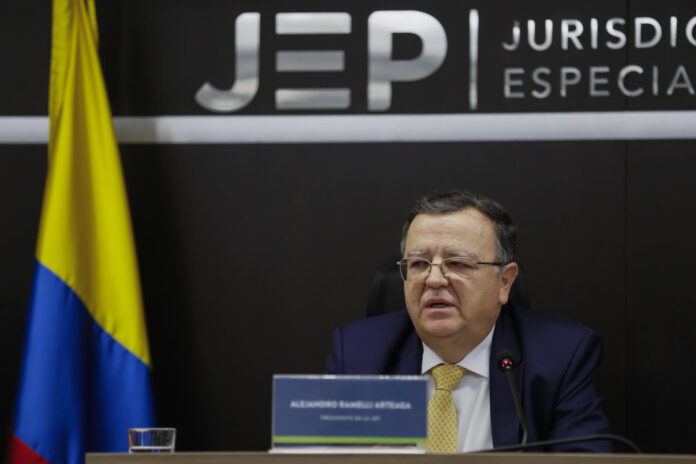 El presidente de la Jurisdicción Especial para la Paz (JEP), Alejandro Ramelli, habla durante una rueda de prensa este miércoles, en Bogotá (Colombia). EFE/ Carlos Ortega

