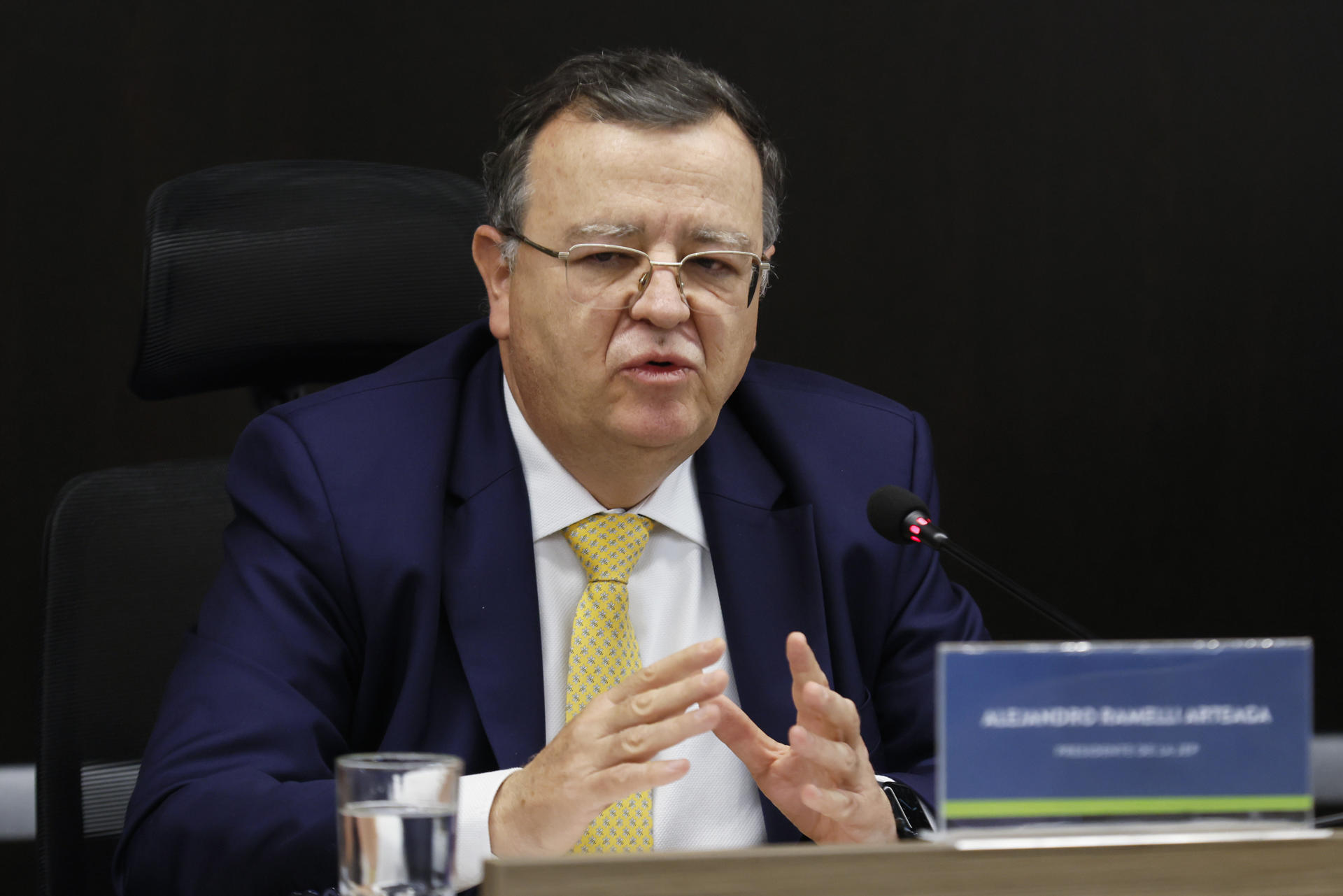 El presidente de la Jurisdicción Especial para la Paz (JEP), Alejandro Ramelli, habla durante una rueda de prensa este miércoles, en Bogotá (Colombia). EFE/ Carlos Ortega