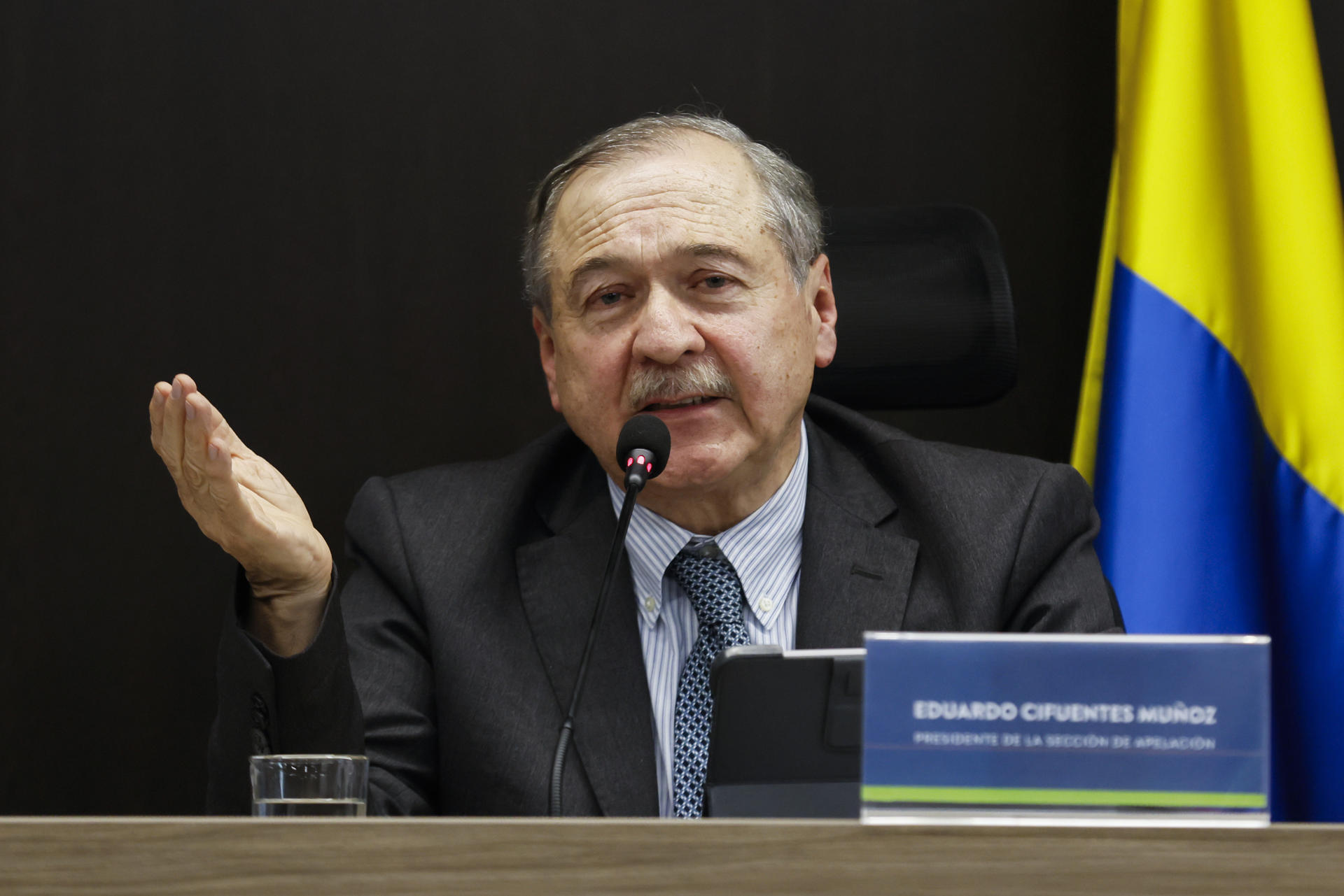 El presidente de la Sección de Apelación de la Jurisdicción Especial para la Paz (JEP), Eduardo Cifuentes, habla durante una rueda de prensa este miércoles, en Bogotá (Colombia). EFE/ Carlos Ortega