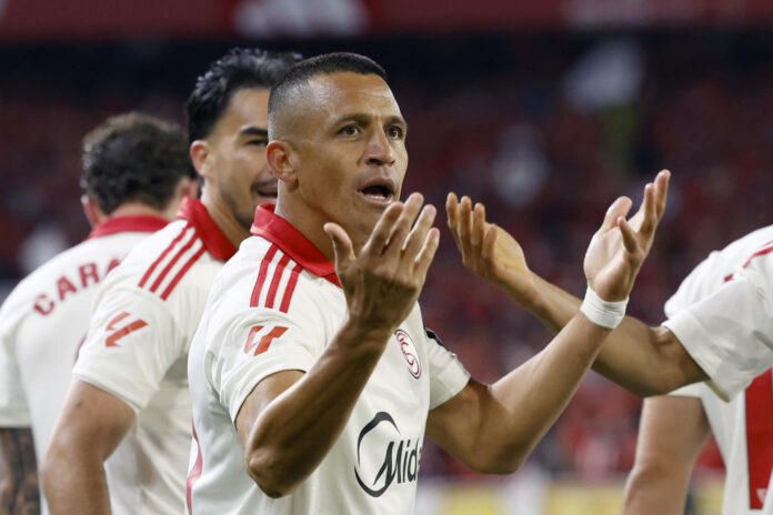 Foto de archivo del delantero chileno Alexis Sánchez tras anotar el primer gol del Sevilla durante el partido de la jornada 34 de LaLiga EA Sports 2025/2026 ante la Real Sociedad en el estadio Ramón Sánchez-Pizjuán de la capital andaluza. EFE/Julio Muñoz
